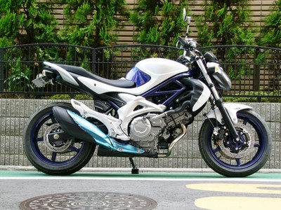 【交渉中】グラディウス400ABS 2011年式 白青 検22/1 フェンダーレス 社外シート WR'S管 風防 ETC グリヒ 50L箱 付 スズキ グラディウス 400 ABS リヤキャリヤ・エンジンガード付・2016